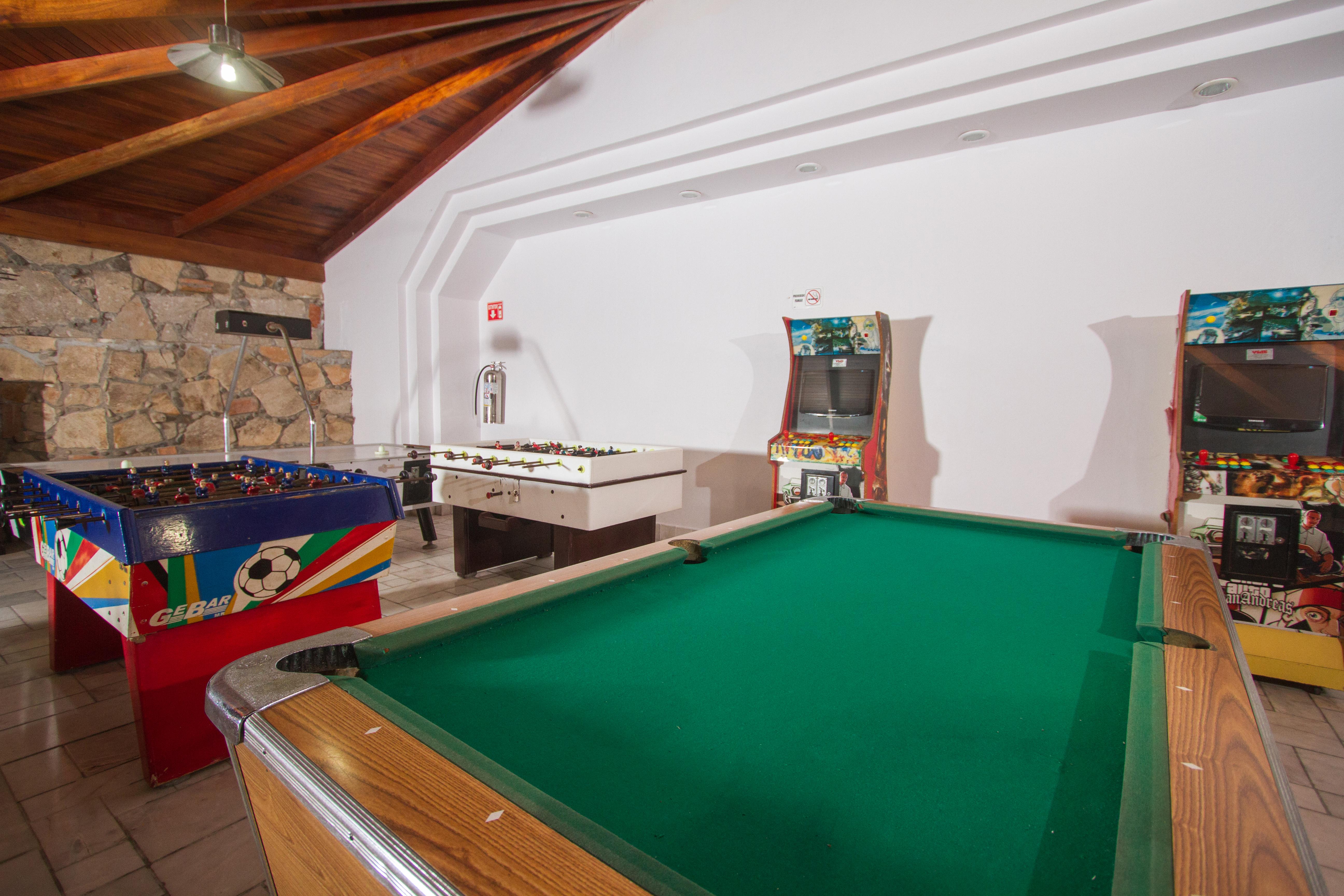 로얄 빌라 리조트 마사틀란 외부 사진 A pool table