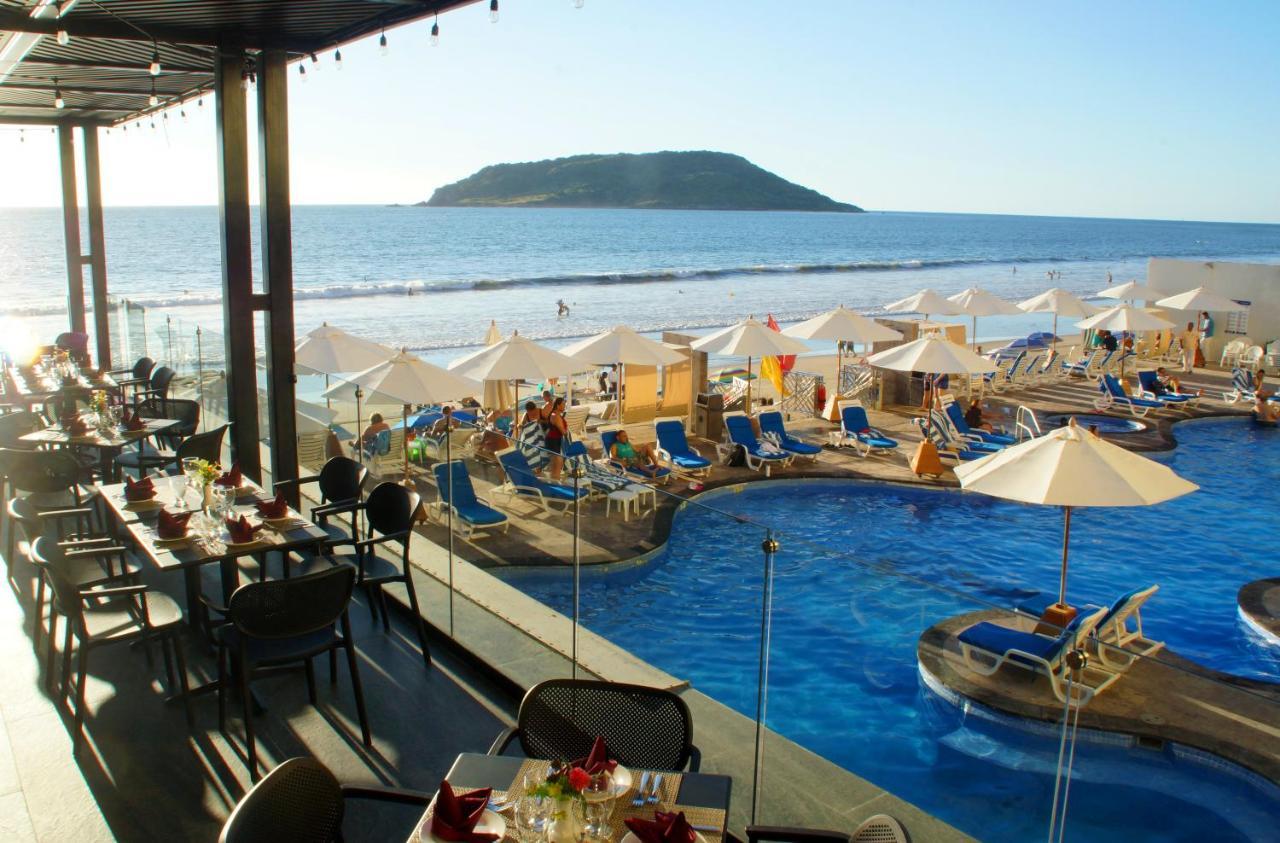 로얄 빌라 리조트 마사틀란 외부 사진 View of the beach at the Hard Rock Hotel