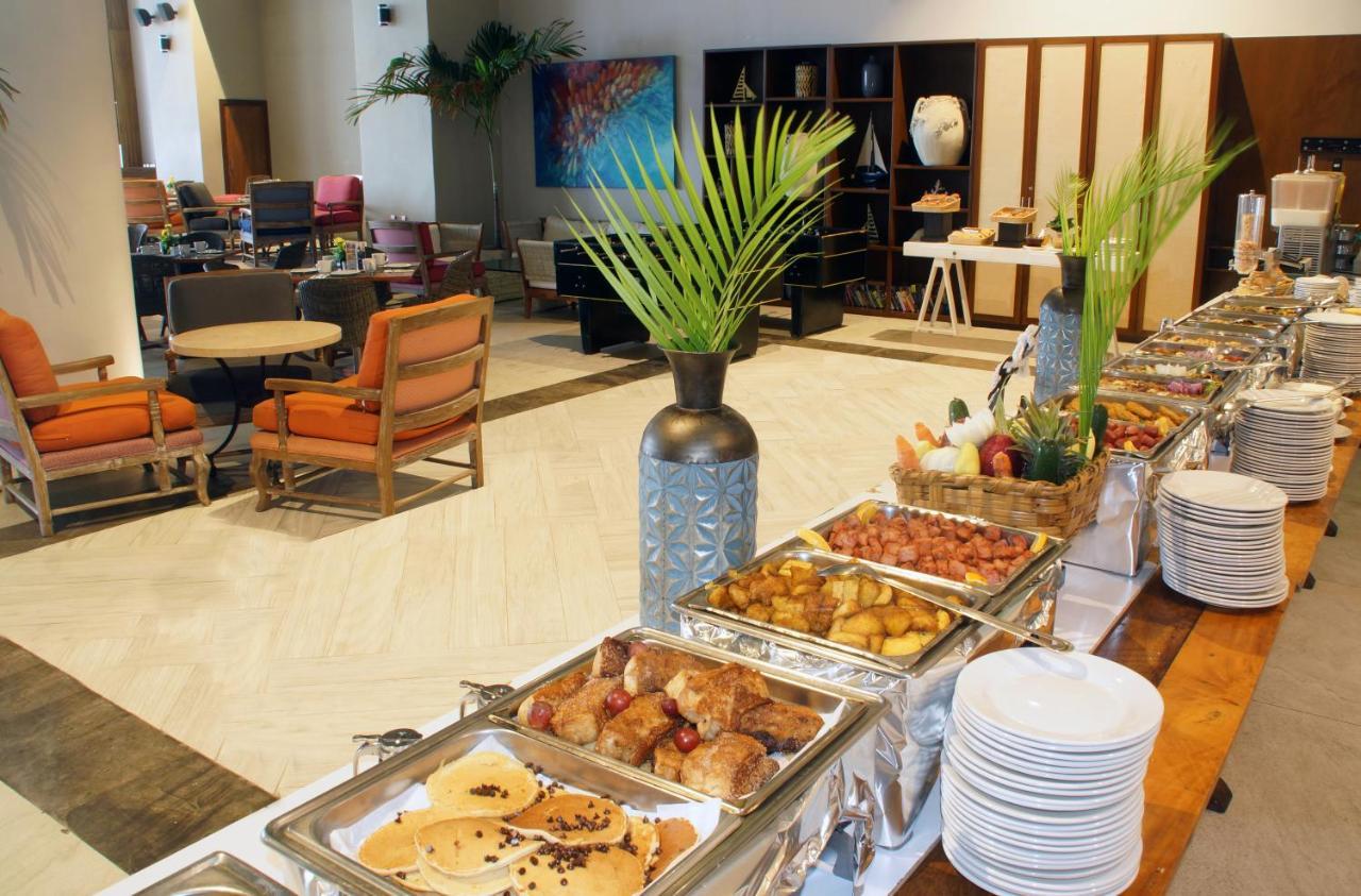 로얄 빌라 리조트 마사틀란 외부 사진 A buffet at a hotel