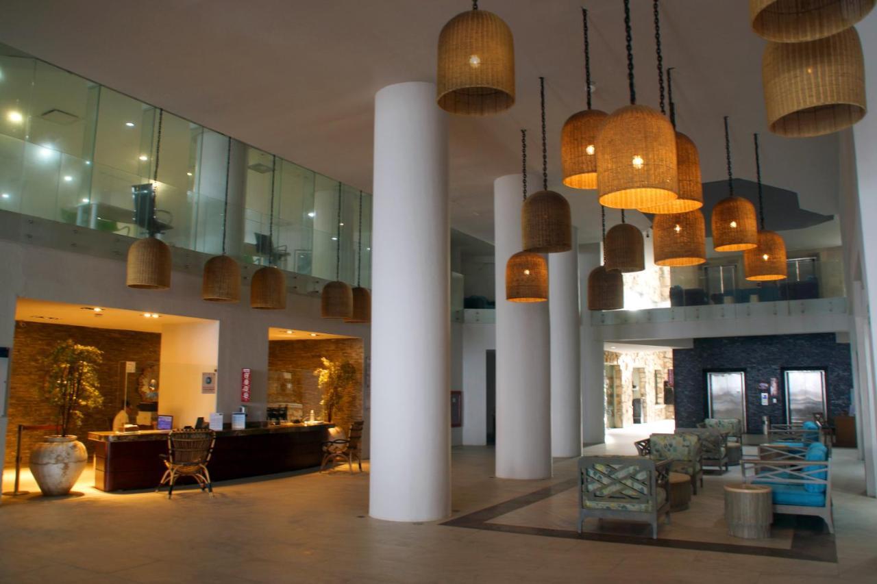로얄 빌라 리조트 마사틀란 외부 사진 The lobby of the hotel