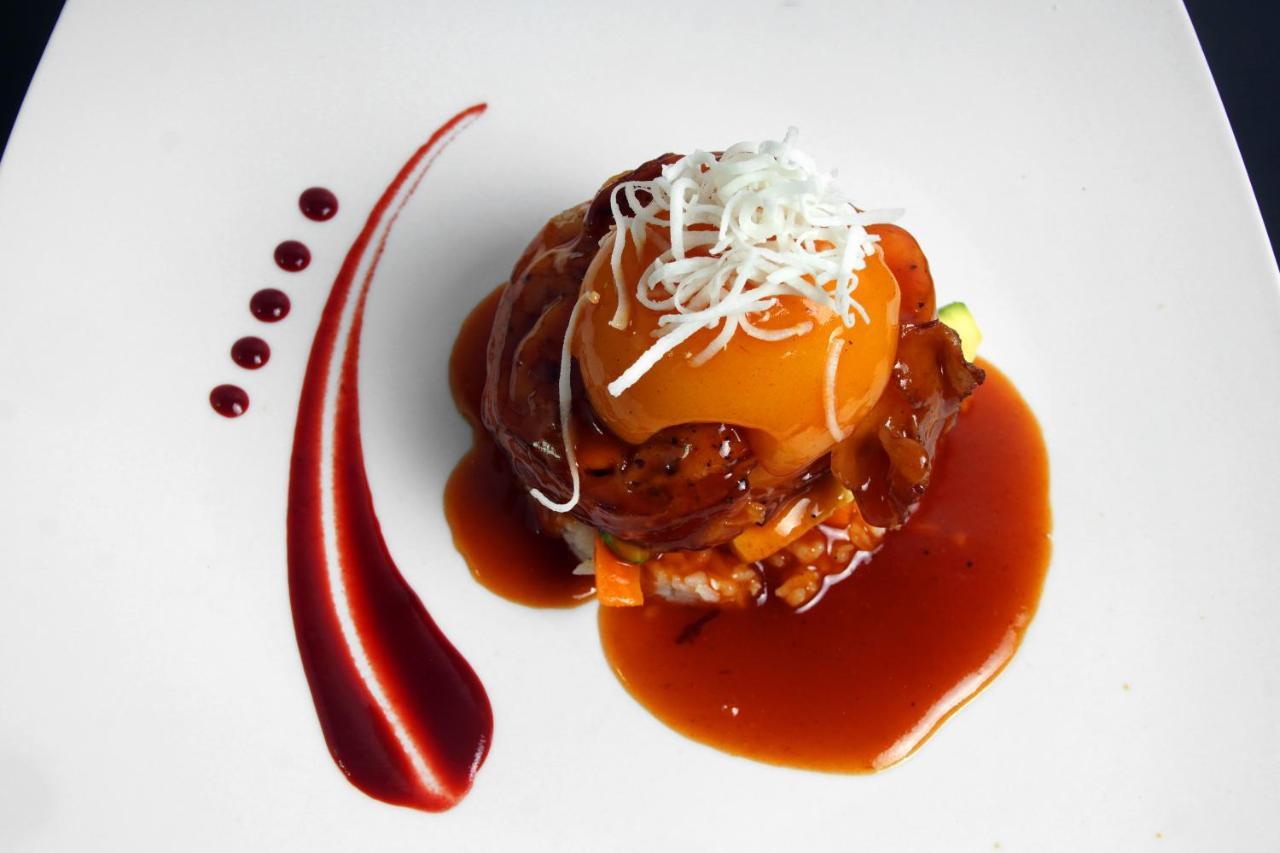로얄 빌라 리조트 마사틀란 외부 사진 A plated duck dish