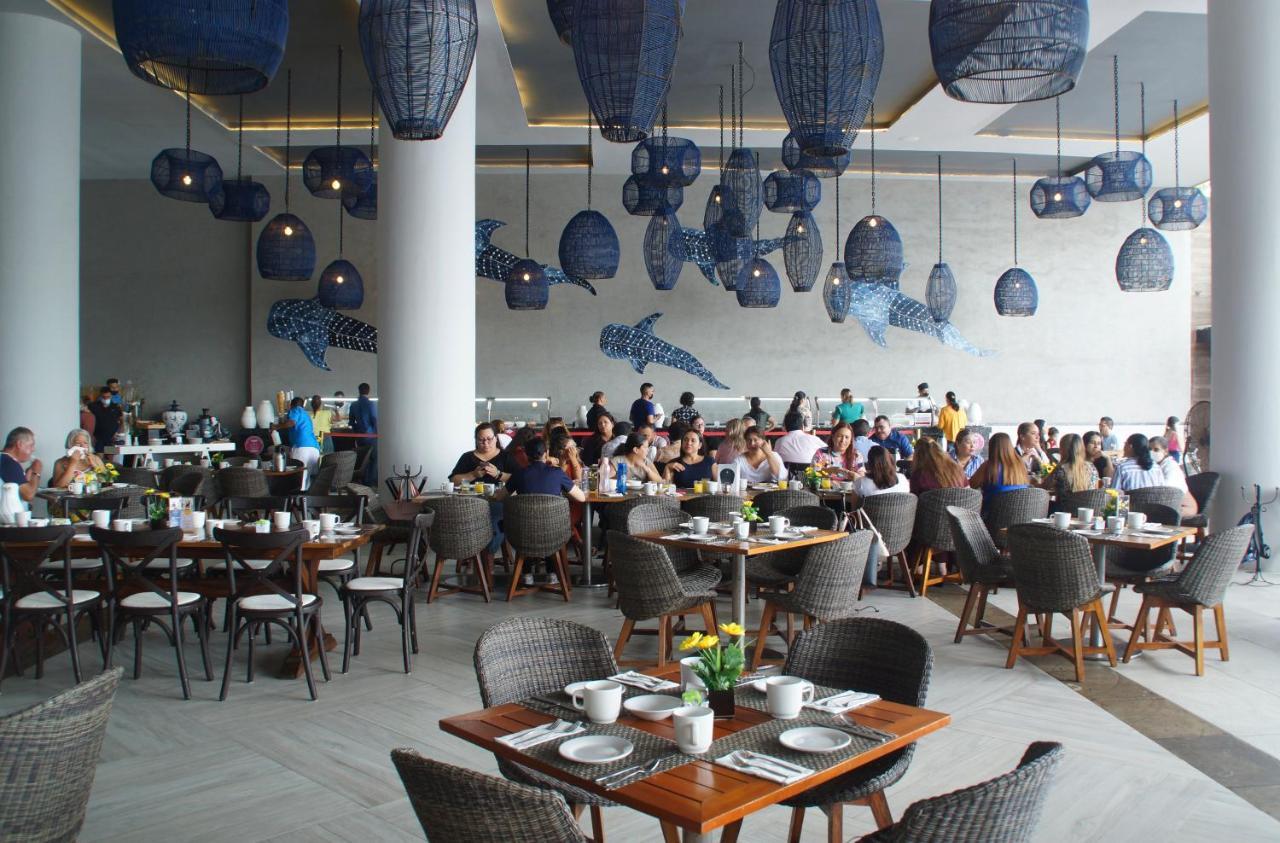 로얄 빌라 리조트 마사틀란 외부 사진 The restaurant at the 1018