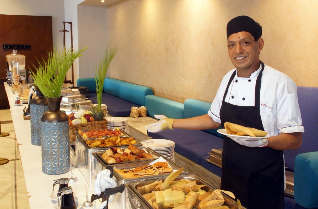 로얄 빌라 리조트 마사틀란 외부 사진 A chef at a buffet